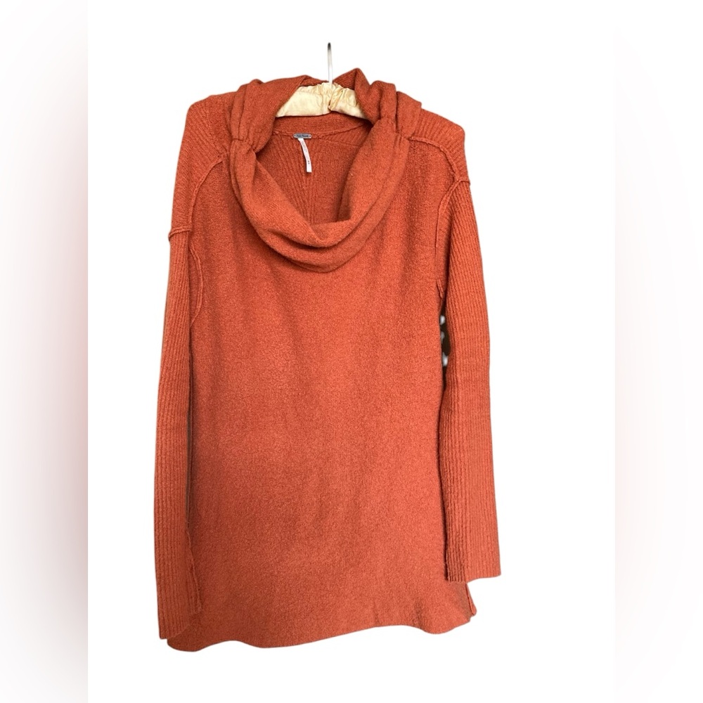 Free People ladies lightweight sweater. Rust color. Textured knit. Size medium